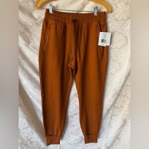 NWT Beyond Yoga Jogger in Maple/Chestnut